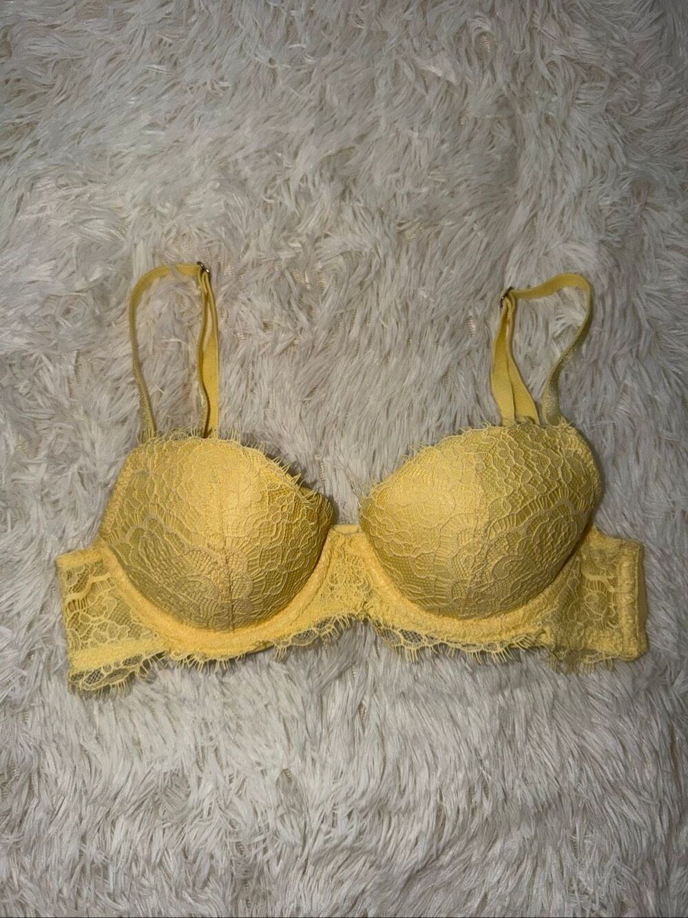 Victoria’s Secret yellow lace bra 32A